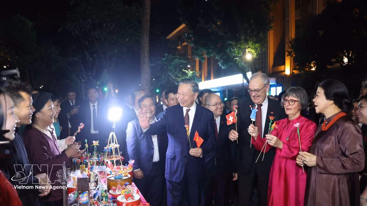 Vietnamese and Swiss leaders enjoy evening stroll around Hoan Kiem Lake