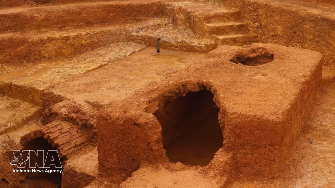 Two ancient brick tombs discovered in Nghe An with rare artefacts