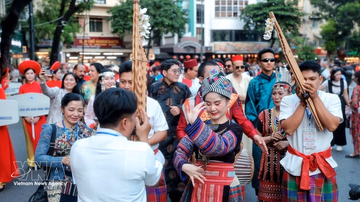 World cultures light up Hoan Kiem Lake 