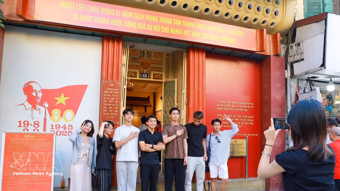 Large crowds visit 48 Hang Ngang street relic site in Hanoi on National Day 