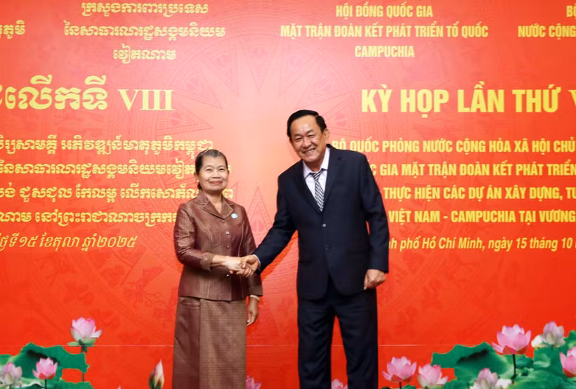 Deputy Minister of National Defence Senior Lieutenant General Vo Minh Luong (R) and SFDCM President Samdech Men Sam An. (Photo: VNA)