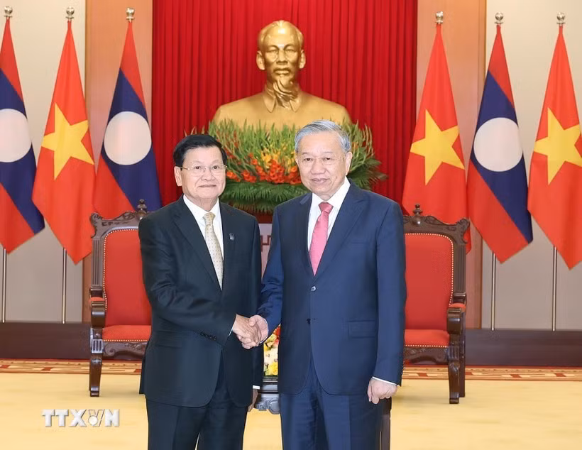 Party General Secretary To Lam (right) meets with Lao Party General Secretary and President Thongloun Sisoulith on October 25. (Photo: VNA)
