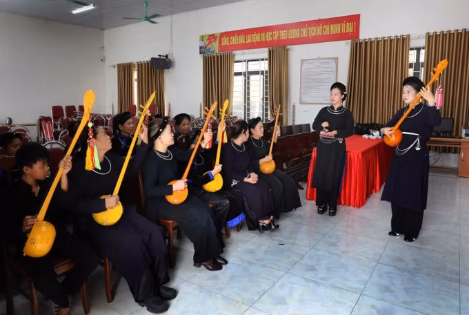Members of the Luc Ngan Then singing and dan tinh (a traditional stringed instrument) club in Luc Ngan commune, Bac Ninh province, gather every Sunday afternoon (Photo: VNA)