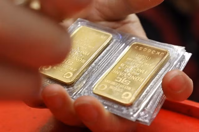 SJC gold bullions. The State Bank of Vietnam plans to raise the end-of-day gold position limit for credit institutions authorised to produce, export and import gold from 2% to 5%. (Photo: VNA)