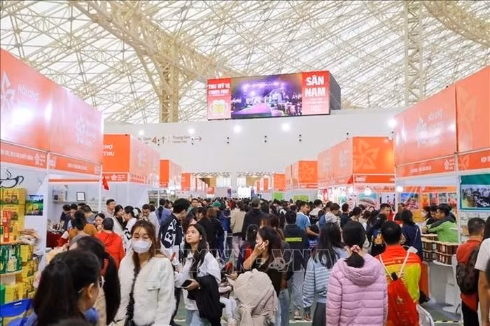 Autumn Fair 2025 draws tens of thousands of visitors a day (Photo: VNA)