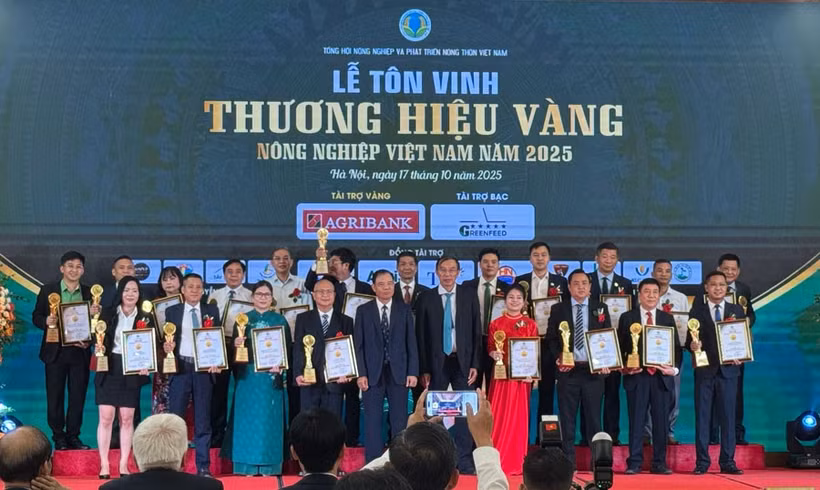 Representatives from brands that win the “Vietnam Golden Agricultural Brand Awards 2025.” (Photo: laodong.vn)