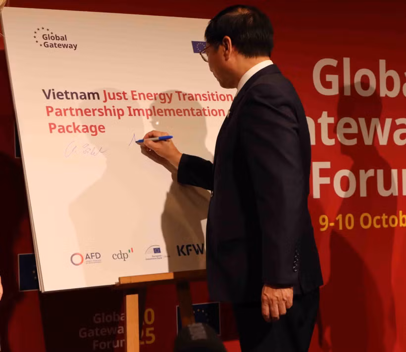 Deputy Prime Minister Bui Thanh Son at the ceremony to announce the EU's support package for Vietnam within the second Global Gateway Forum, held in Brussels, Belgium on October 9, 2025. (Photo: VNA)