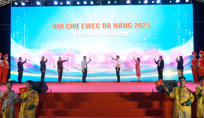 Delegates launch 2025 Eastern-Western Economic Corridor International Trade, Tourism, and Investment Fair – Da Nang 2025 (Photo: VNA)