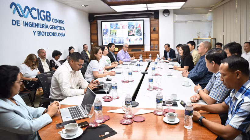 Scene of the working session between the Vietnamese delegation and Cuba’s Centre for Genetic Engineering and Biotechnology (CIGB) (Photo: VNA)