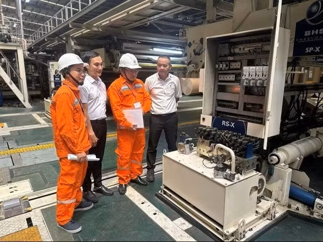 EVN engineers inspect electrical equipment at a factory in Hanoii (Photo: VNA)