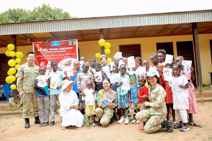 Vietnamese “blue berets” soldiers bring Mid-Autumn Festival joy to poor children in the Central African Republic. (Photo: VietnamPlus)