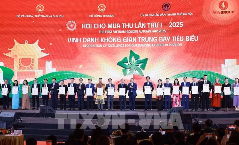 Thirty outstanding exhibitors are honoured at the first Autumn Fair 2025's closing ceremony on November 3. (Photo: VNA)