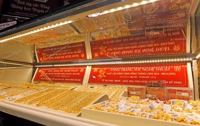 Gold for sales at a shop in Hanoi. (Photo: VNA)