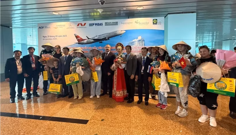 Russian visitors on the first Nordwind flight to Khanh Hoa arrive in the province on September 29. (Photo: VNA)