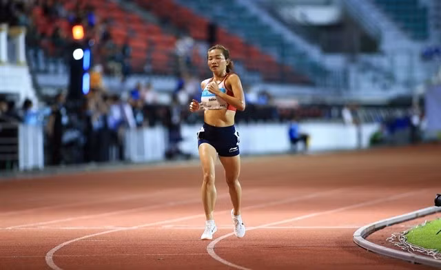Nguyen Thi Oanh is still outstanding in the women's 5,000m SEA Games. Photos courtesy of the Vietnam sports delegation (Photo: VNA)