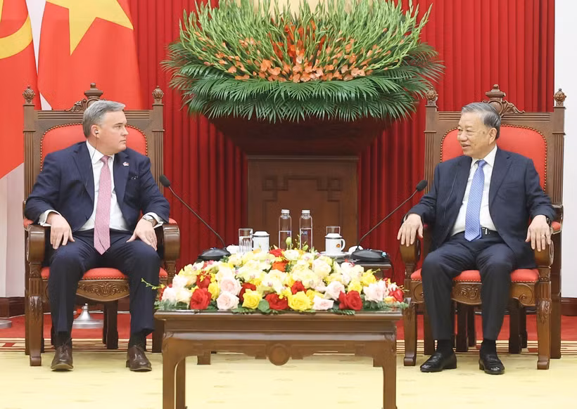 Party General Secretary To Lam (R) and President and CEO Eric Hambly of Murphy Oil Corporation in Hanoi on October 15. (Photo: VNA)