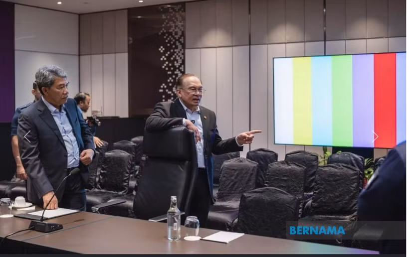  Malaysian Prime Minister Datuk Seri Anwar Ibrahim, accompanied by Foreign Minister Datuk Seri Mohamad Hasan (left), inspects the preparations for the 47th ASEAN Summit at the Kuala Lumpur Centre on October 13 (Photo: Bernama)