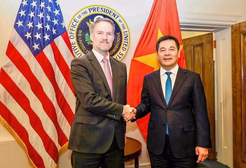 Vietnamese Minister of Industry and Trade Nguyen Hong Dien (right) shakes hands with US Trade Representative Jamieson Greer. (Photo: moit.gov.vn) 