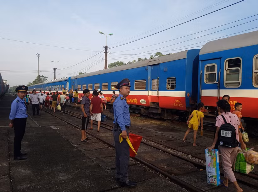 Vietnam Railways launches online ticket sales for Gia Lam – Nanning international passenger train. (Photo: VNA)