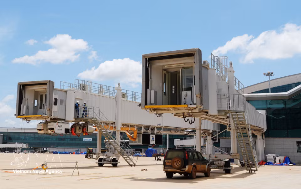Passenger boarding bridges are fully installed at the passenger terminal. (Photo: Cong Phong/VNA)