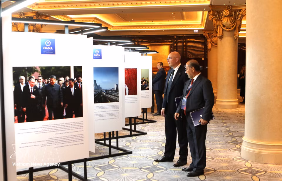Each photograph on display captures a historic event covered by photojournalists from OANA member news agencies. (Photo: VNA)
