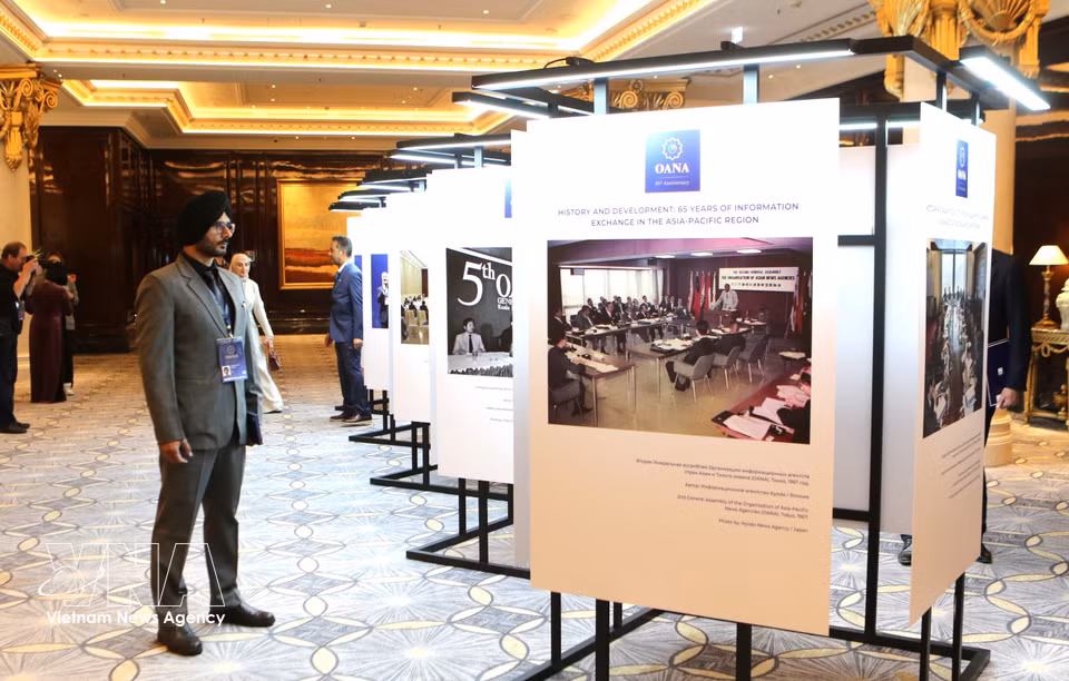 Delegates visit the exhibition. (Photo: VNA)