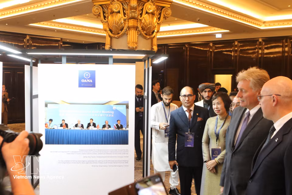 VNA Director General Vu Viet Trang, Kremlin Spokesperson Dmitry Peskov, TASS Director General Andrey Kondrashov and other delegates visit the exhibition. (Photo: VNA)