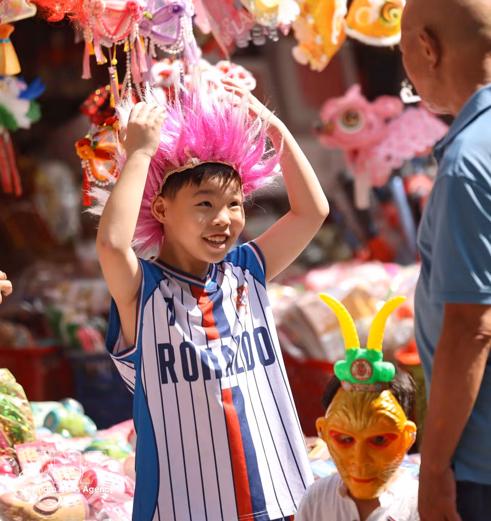 A child happily chooses his favourite toy for the Mid-Autumn Festival. (Photo: VNA)
