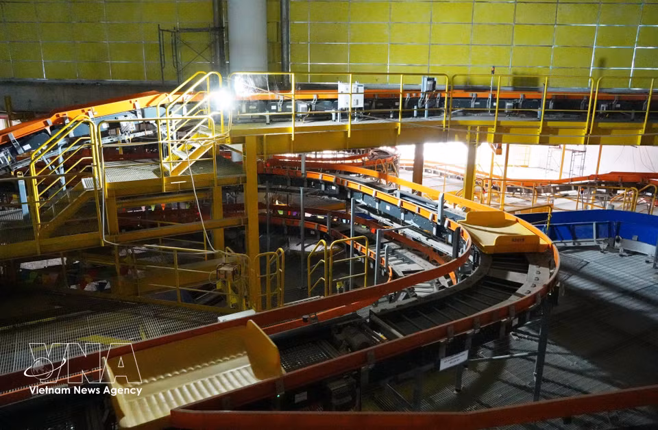 The baggage handling system is largely installed and undergoing trial runs with baggage trays. ﻿(Photo: Cong Phong/VNA)