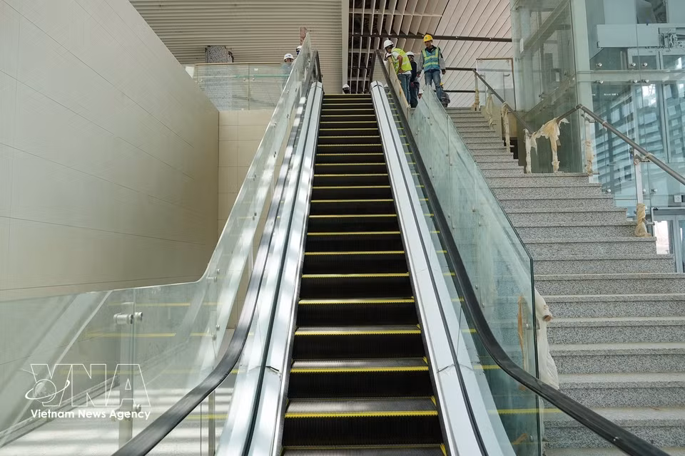 Escalators at the passenger terminal are fully installed and undergoing trial operation. (Photo: Cong Phong/VNA)