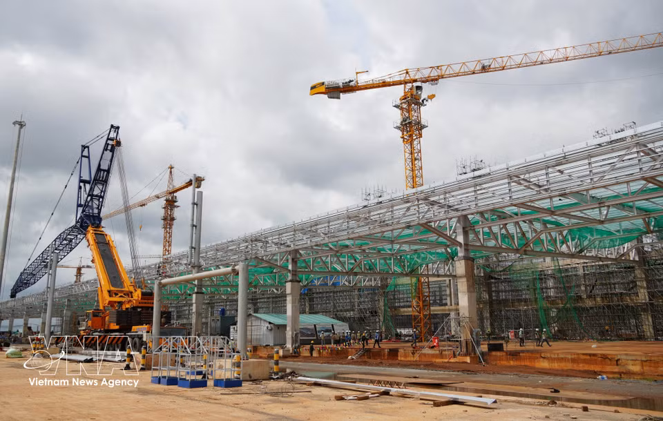 Cargo Terminal No. 1 is under construction at the airport. (Photo: Cong Phong/VNA)