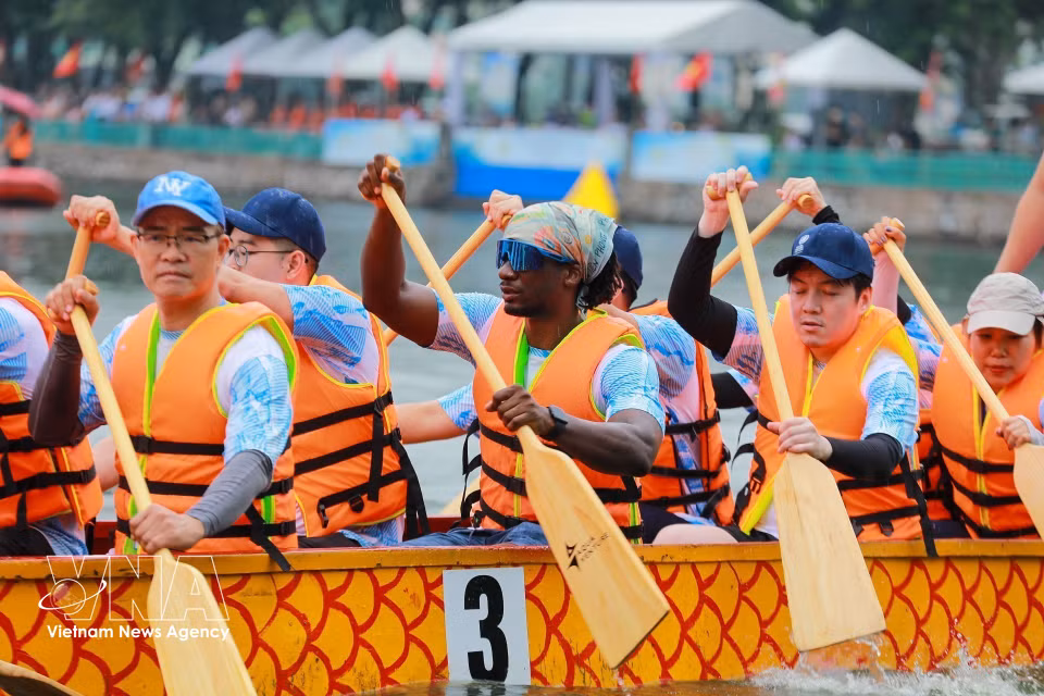 The participation of international athletes is a highlight of the 2026 Hanoi Open Dragon Boat and SUP Race on West Lake. (Photo: VNA)