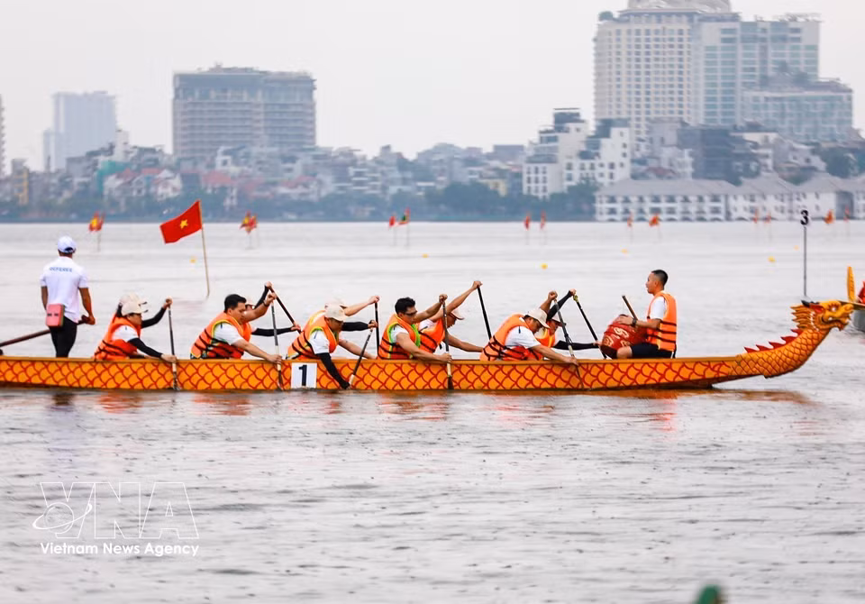 Teams compete fiercely throughout the race, creating dramatic moments on West Lake. (Photo: VNA)