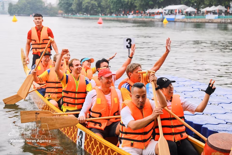 The participation of international athletes is a highlight of the 2026 Hanoi Open Dragon Boat and SUP Race on West Lake. (Photo: VNA)