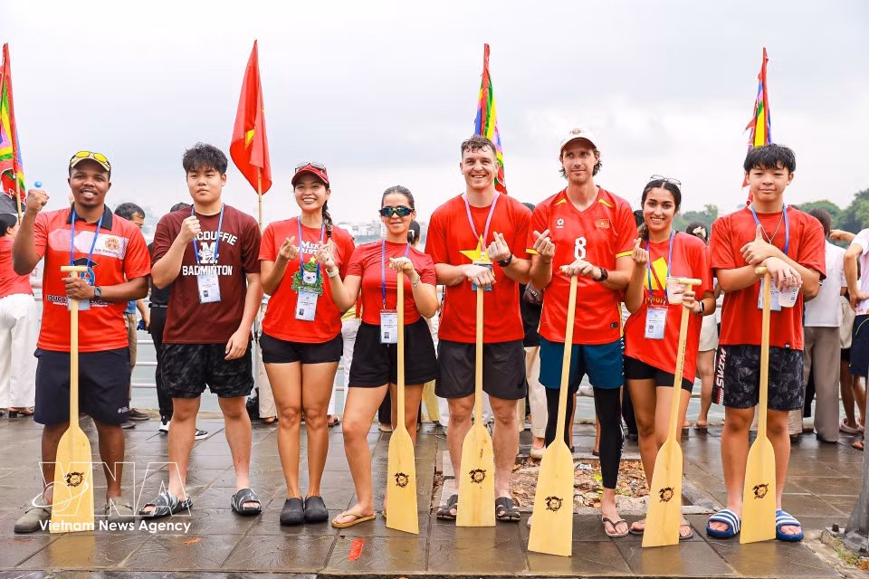 The 2026 Hanoi Open Dragon Boat and SUP Race draws nearly 900 athletes. (Photo: VNA)