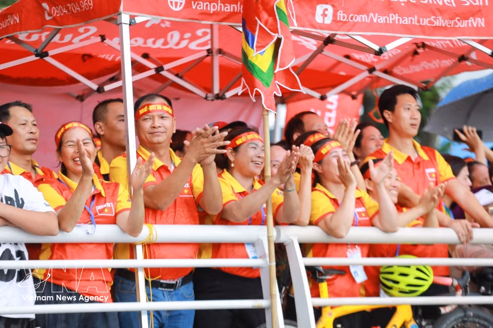 Cheers from spectators spur the athletes on during the race. (Photo: VNA)