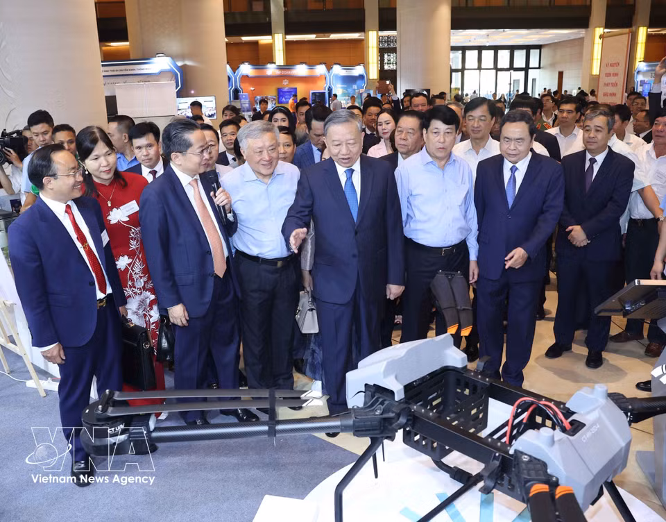 General Secretary of the Communist Party of Vietnam Central Committee To Lam and delegates visit an exhibition highlighting achievements in private-sector development and products made by private enterprises during a national conference on the implementation of Politburo Resolution No. 66-NQ/TW on reforming law-making and law enforcement to meet national development requirements in the new era, and Politburo Resolution No. 68-NQ/TW on private-sector development at the National Assembly Building on May 18, 2025. (Photo: VNA)