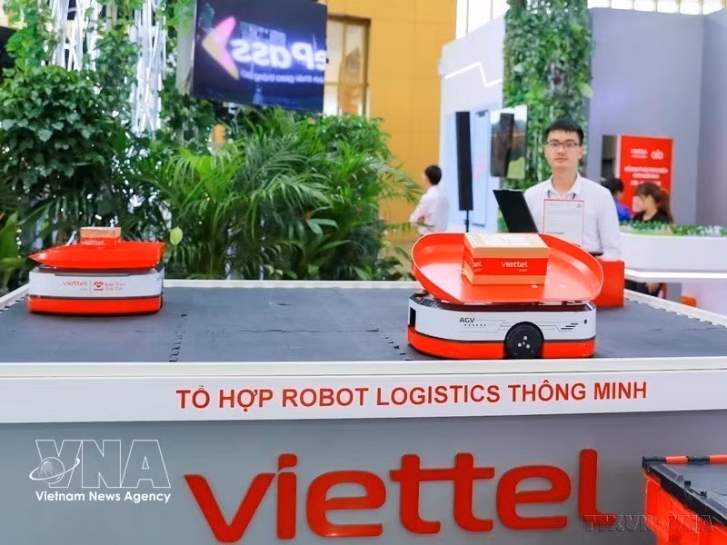 Viettel’s smart logistics robot system is showcased at the 2025 Autumn Fair. (Photo: VNA)