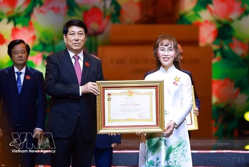 State President Luong Cuong presents the Labour Hero title to Nguyen Phuong Thao, Chairwoman of Vietjet Air and Sovico Group and Permanent Vice Chairwoman of HDBank, in December 2025. (Photo: VNA)