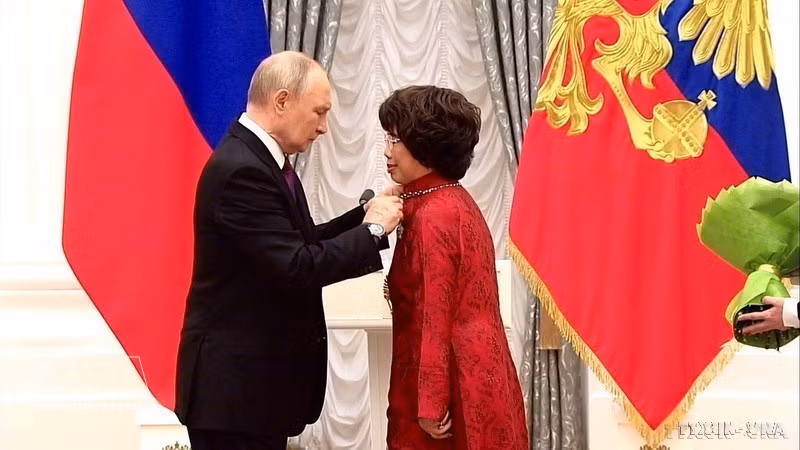 Labour Hero Thai Huong, Chairwoman of TH Group, receives Russia’s Order of Friendship from President Vladimir Putin in November 2025 for her contributions to strengthening friendship among peoples. (Photo: VNA)