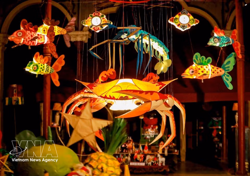 The cultural space is filled with the vibrant colours of the traditional Mid-Autumn Festival in the heart of Hanoi’s Old Quarter. (Photo: VNA)