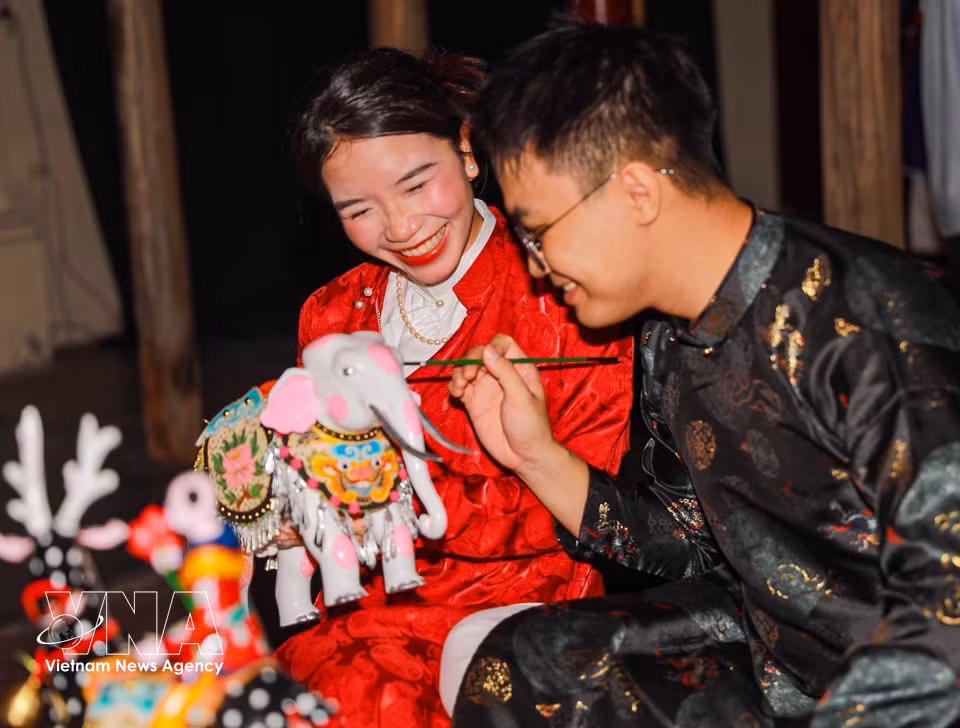 Visitors enjoy discovering toys associated with the traditional Mid-Autumn Festival. (Photo: VNA)