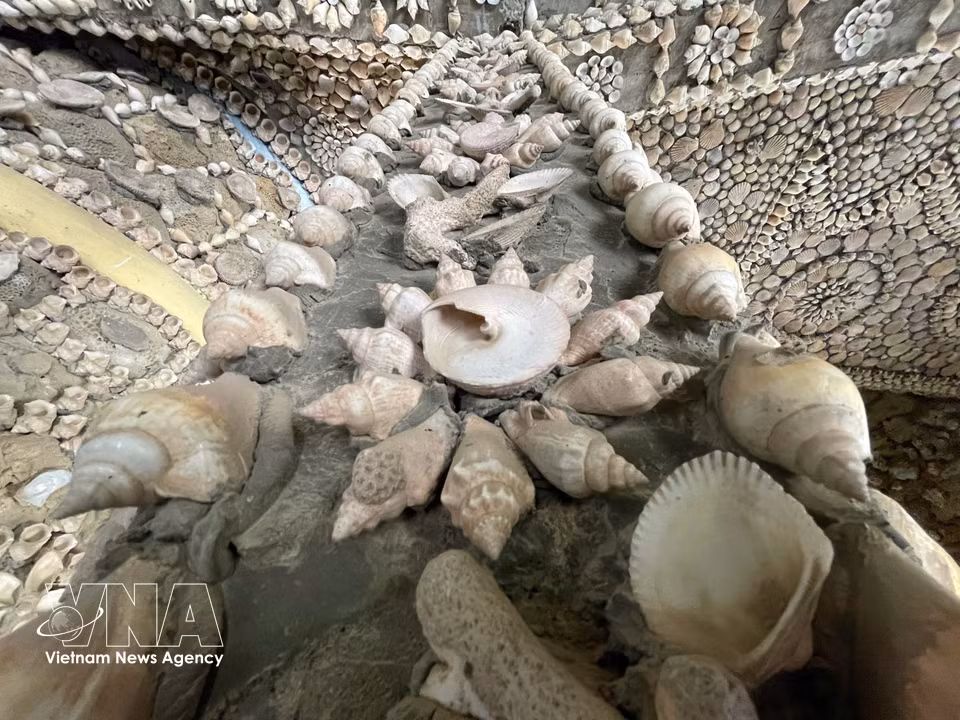 Seashells are used to create intricate patterns at Tu Van pagoda. (Photo: VNA)