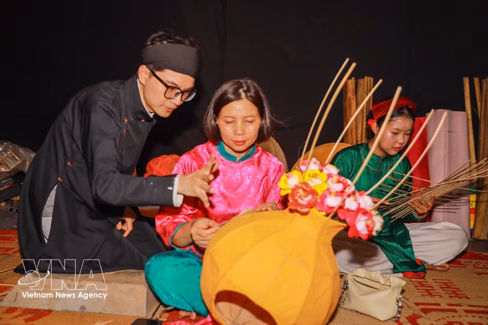 Young people stage interactive performances, bringing Mid-Autumn toys into a contemporary creative space. (Photo: VNA)