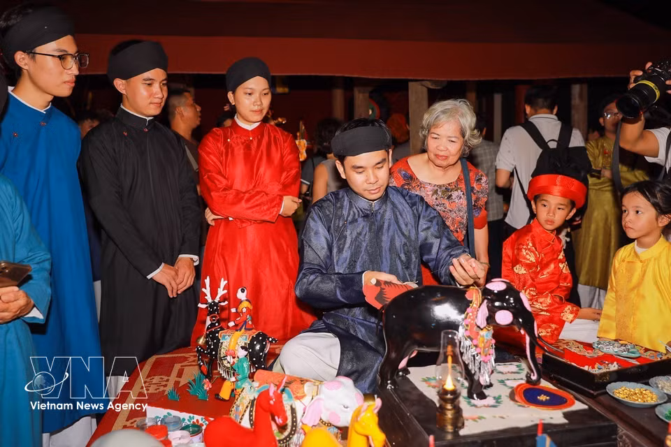 Young people stage interactive performances, bringing Mid-Autumn toys into a contemporary creative space. (Photo: VNA)