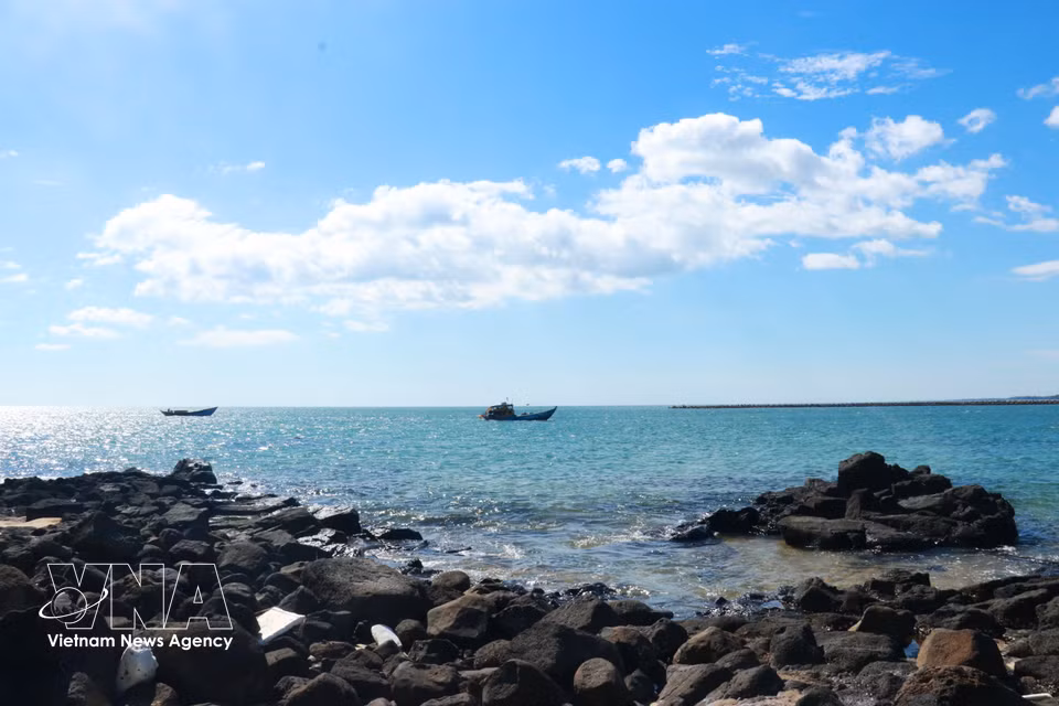 Natural rocky outcrops at Cua Tung Beach. (Photo: VNA)