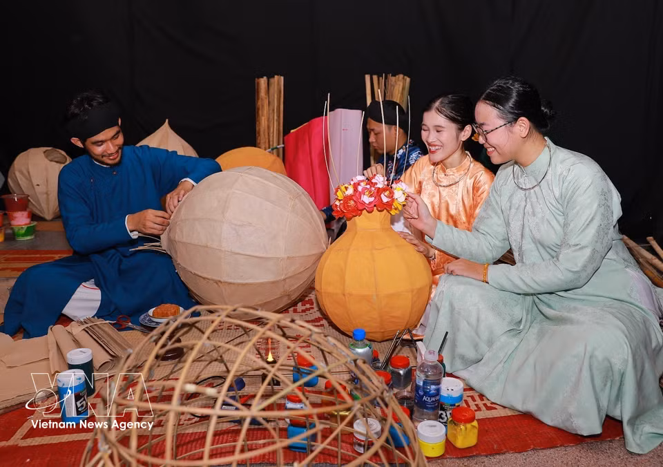 Young people stage interactive performances, bringing Mid-Autumn toys into a contemporary creative space. (Photo: VNA)