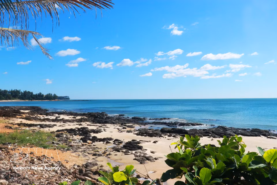 Blue waters, white sands and natural rocky outcrops create Cua Tung’s distinctive charm. (Photo: VNA)