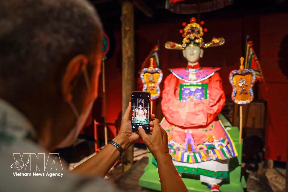 Visitors enjoy discovering toys associated with the traditional Mid-Autumn Festival. (Photo: VNA)