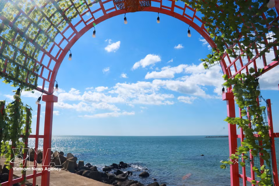 Cua Tung Beach is one of Quang Tri’s attractive destinations. (Photo: VNA)